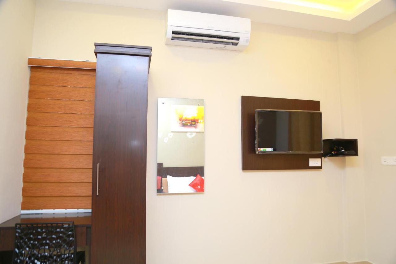 Hotel Metro Residency à Kochi Extérieur photo